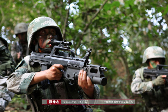 标兵班长刘占杰在训练中