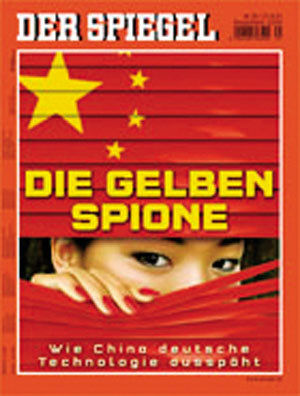 资料图：2007年8月，德国杂志《明镜》封面上，一个黄色面孔的人从幕后向外窥探，封面故事标题颇为抢眼：“黄色间谍”。报道指责在德国发生的越来越多的工业间谍活动与中国有关。