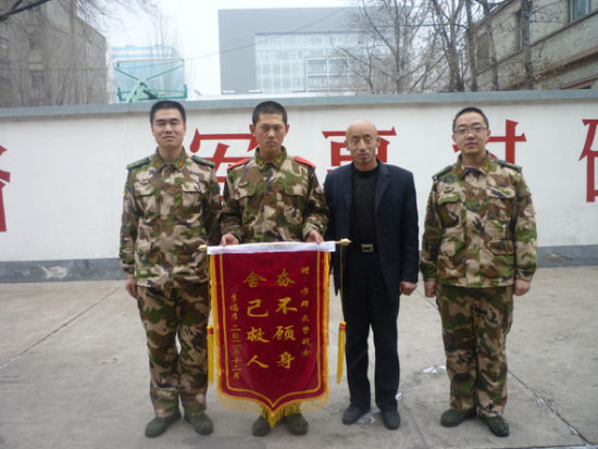 赠送锦旗。图片来源：人民武警报