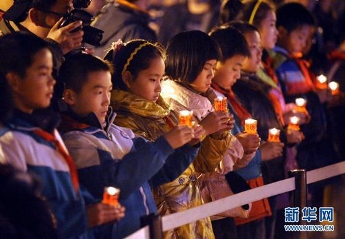 12月12日，南京小学生代表为大屠杀遇难同胞秉烛守灵。