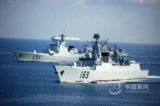 资料图:中国海军169与171舰执行护航任务