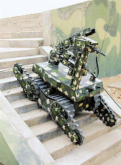 解放军新型排爆机器人可爬楼梯过草地(图)