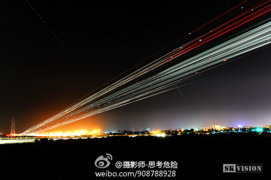 昆明巫家坝机场夜拍航迹，来自@摄影师-思考危险