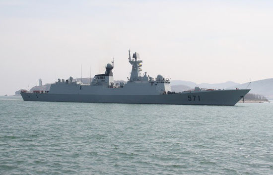 新加坡防长访南海舰队参观运城号导弹护卫舰