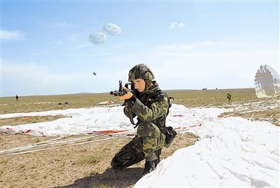 中国空降兵已具备重武器"人装一体空降"能力