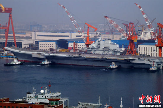 8月30日9时30分许，中国航母平台在经过第十次海试后，平稳地停靠在辽宁大连港码头。