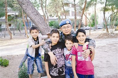 军事观察员邱风和叙利亚当地孩子在一起