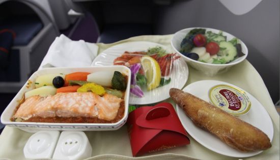 资料图:南航a380首航航班经济舱餐食.