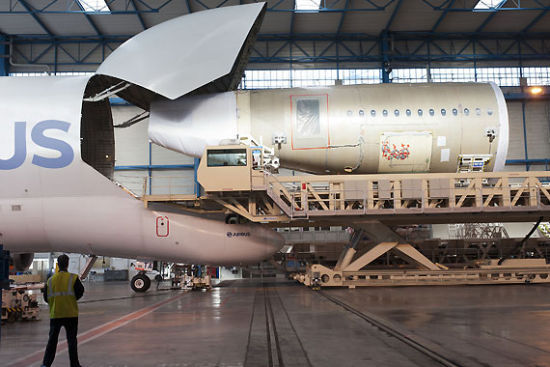 首个空客A350XWB宽体飞机后机身段运抵总装线