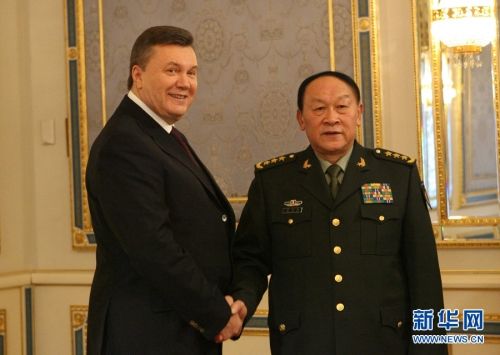 1月15日,乌克兰总统亚努科维奇在总统府会见正在这里进行正式友好访问的中国国务委员兼国防部长梁光烈上将。新华社记者穆黎明摄