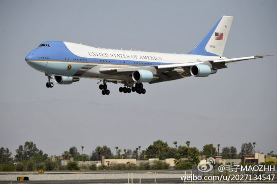 美国总统奥巴马乘空军一号抵加州机场(图)|专机