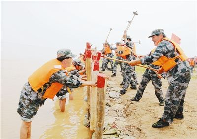 8月下旬,山西省永济市人武部组织民兵应急分队在黄河岸滩开展抗洪防汛