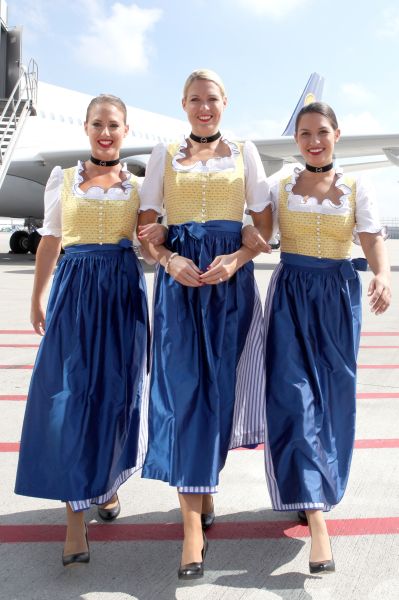 汉莎航空喜迎啤酒节 空乘穿民族服饰提供服务