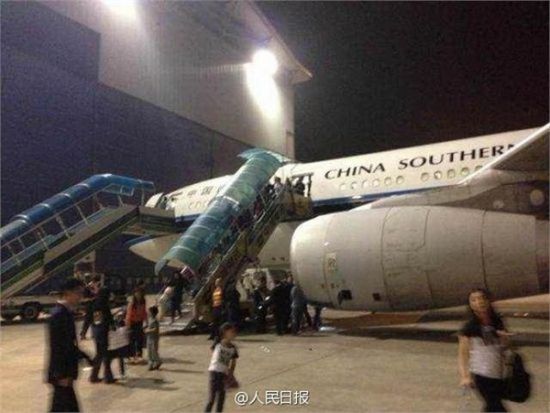 11月10日21点40分左右,南方航空CZ3739航班(珠海至北京),在空中飞行大约1个小时后,突然一声巨响,飞机一侧发动机起火冒烟,机舱内一片烧焦的味道,顿时整个飞机在使劲晃动,机长在10分钟后决定迫降广州白云机场,并安全着陆。