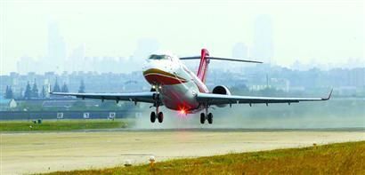 　　ARJ21飞机106机首飞圆满成功。本报记者　张海峰　摄