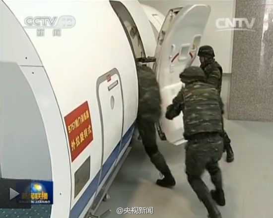 揭秘中国顶级特警部队：配备外军精锐枪械|中国|特种兵|武警_新浪军事