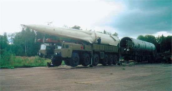 资料图：俄罗斯A-35反导导弹，这种巨大的导弹搭载有300-500万吨核弹头，可谓“杀敌一千，” 