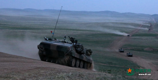 資料圖：紅軍機步旅一梯隊裝甲車在大漠上機動