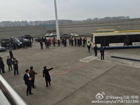 国航飞北京航班备降重庆 旅客称有爆炸物