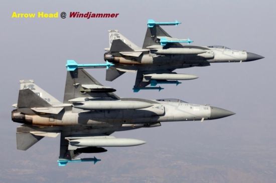 近日，由中巴联合研制的“枭龙”战斗机满挂武器的飞行画面在网络上曝光。来自巴基斯坦空军的“枭龙”战斗机挂着导弹和副油箱飞行，场面霸气。