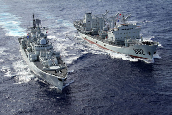 资料图：中国海军舰艇编队在西太平洋某海域完成航行综合补给训练。此前，鄱阳湖舰已经先后完成了对杭州舰、宁波舰的综合补给训练。图为12月6日，鄱阳湖舰（右）为宁波舰进行海上综合补给