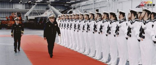 中国人民解放军海军司令员吴胜利30日在北京会见了来访的法国海军参谋长贝尔纳·罗热尔上将。4月3日，他视察辽宁舰。（图片：飞扬军事）