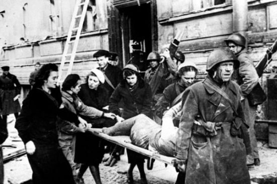 1941年，列宁格勒遭德军空袭后，苏联军民抢救受伤平民
