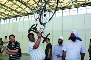 中复神鹰公司向外国客商展示使用国产碳纤维制造的自行车