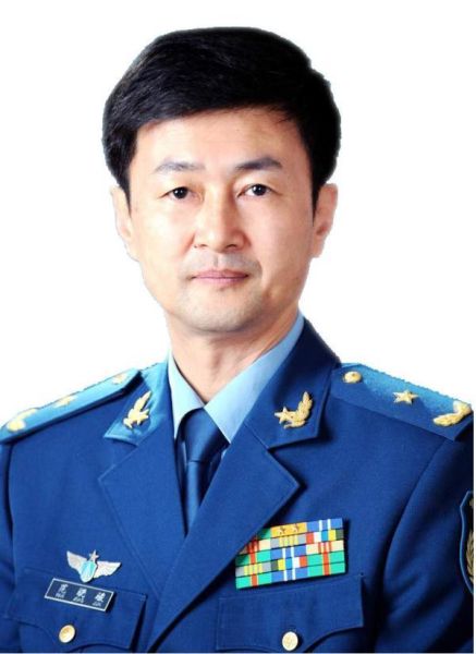 空军政治部主任范骁骏升中将