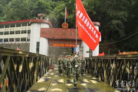 8月1日建军节,恰逢中国和尼泊尔建交60周年。中国武警交通救援突击队跨过西藏樟木口岸友谊桥,抢通在持续强降雨中严重损毁的中尼公路。