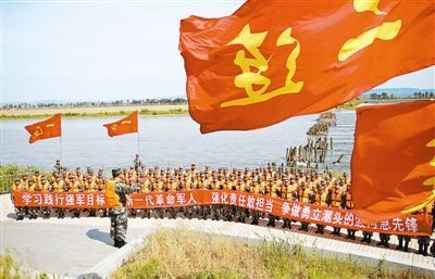 大讨论现场,官兵们血脉偾张,斗志昂扬,纷纷立下争做“渡河急先锋”的誓言。陈 利摄