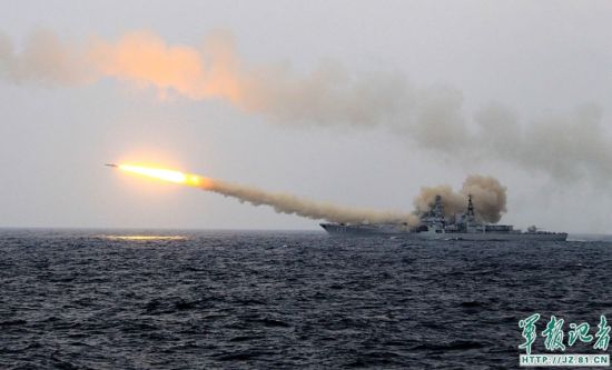 8月27日,导弹驱逐舰福州舰在东海实兵演练中左舷发射反舰导弹.