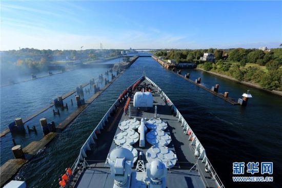神盾舰领衔中国舰队首次通过德国基尔运河(图