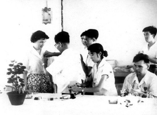 资料图:1959年,在欢送会上,洛阳407厂厂长授予该厂计量专家齐齐玛列娃友谊纪念章。