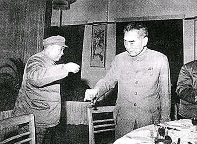资料图：周恩来与许世友对饮