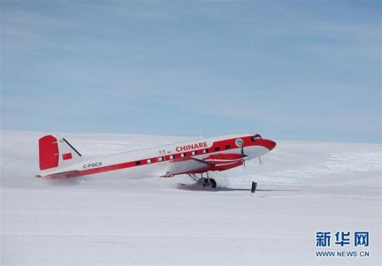 12月7日,“雪鹰601”在中山站附近冰盖上滑行,即将起飞。