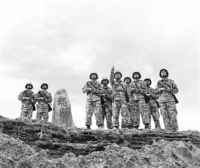 图为退伍老兵随队巡防。高 毅摄