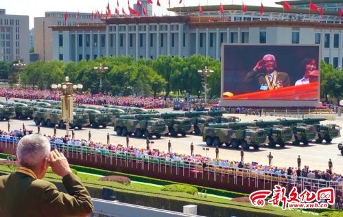 阅兵式上,史保东全程敬礼