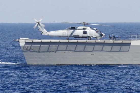 资料图：“武夷” 号的直升机甲板够大，不过台湾地区海军装备的只是S-70系列的中型舰载直升机