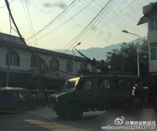 云南边境地区孟定镇，集结的解放军和天上的中国直升机。(来源：新浪微博 果敢最新战况)
