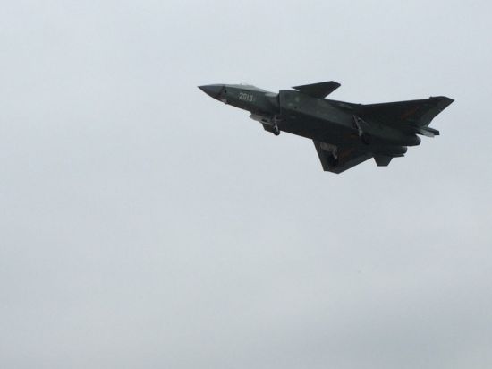 据网友拍摄的照片显示，久未露面的2013号歼-20四代机近日进行了升空试飞。(图片鸣谢：鼎盛军事 Adam.Y)