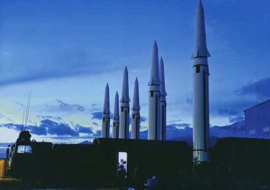 东风-15导弹是我军一种车载机动短程弹道导弹，是中国战术导弹的主力。