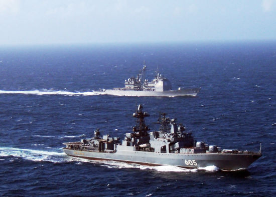 俄罗斯海军无畏级列夫琴科海军上将号跟踪美国海军提康德罗加级导弹巡洋舰