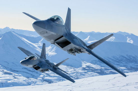 美军秀F-22A在阿拉斯加冰原训练超美照