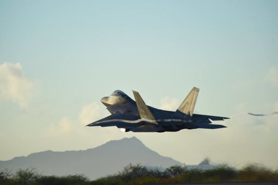 2015年6月6日，是美国空军猛禽战机部队疯狂的一天。驻扎在夏威夷珍珠港希卡姆联合基地的，美国空中国民警卫队第第199战斗机中队和第19战斗机中队所属的F-22A战机，一口气起飞了62架次，创下了猛禽部队的飞行记录。此次训练的目的就是要检验整个飞机联队的出勤率，真够任性的！
