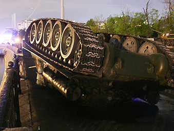 �����ѱ�����-100���л��ڲμӺ쳡�ı��󷭳�