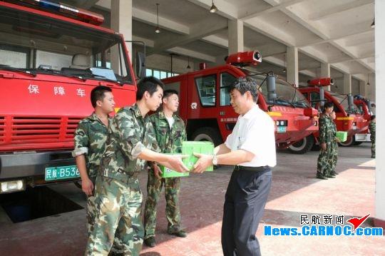 江西机场集团公司党委领导为一线员工送清凉