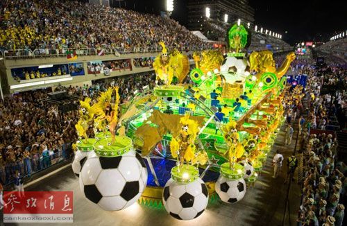 巴西狂欢节活动上的足球主题花车(资料图片)