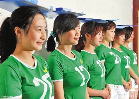 港报:成都卤味店安排D罩杯足球宝贝送外卖(图