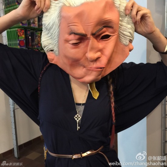 巧用灯光网友教你“一秒变明星”